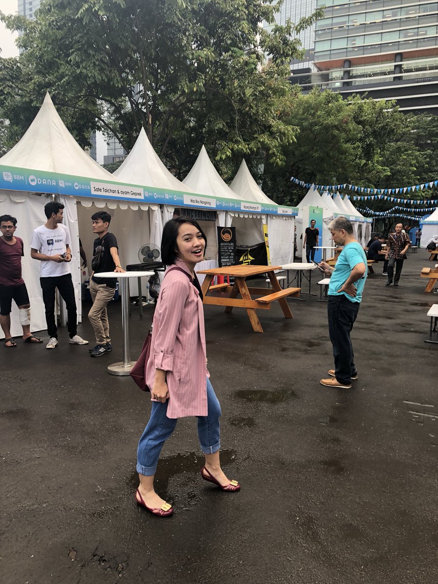 falla_adinda's tweet photo. Oke,
Ini keseruan #DiscoverBBM #BarengBBM ! \o/ walau awalnya becek, tapi meriah \o/ makanannya enaaaak. @BBM https://t.co/cHgkU1EqJ3