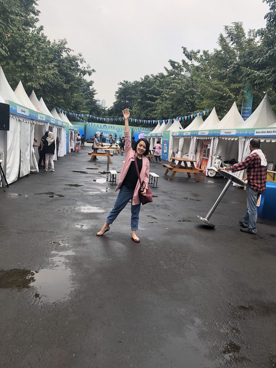 falla_adinda's tweet photo. Tadi bahkan dateng saat masih terang, boothnya banyak. Pasar Ta’jil ini sungguh menyenangkan. Yuk yang bingung makan apa bisa merapat ke Foundry 8, SCBD. #BarengBBM #DiscoverBBM @BBM https://t.co/1fPu6VnCqx