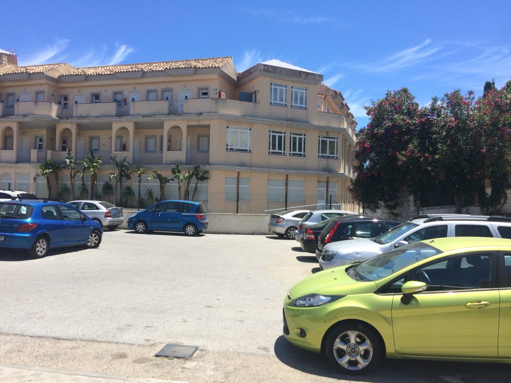 bitakora1's tweet photo. @Renfe @Inforenfe No pueden tomar medidas en el parking de viajeros #Torremuelle #Benalmádena es imposible aparcar pues se halla #ocupado por ocupantes del #hostal como si fuese #propio ? 🤷🏻♂️ https://t.co/4iwjjydL73