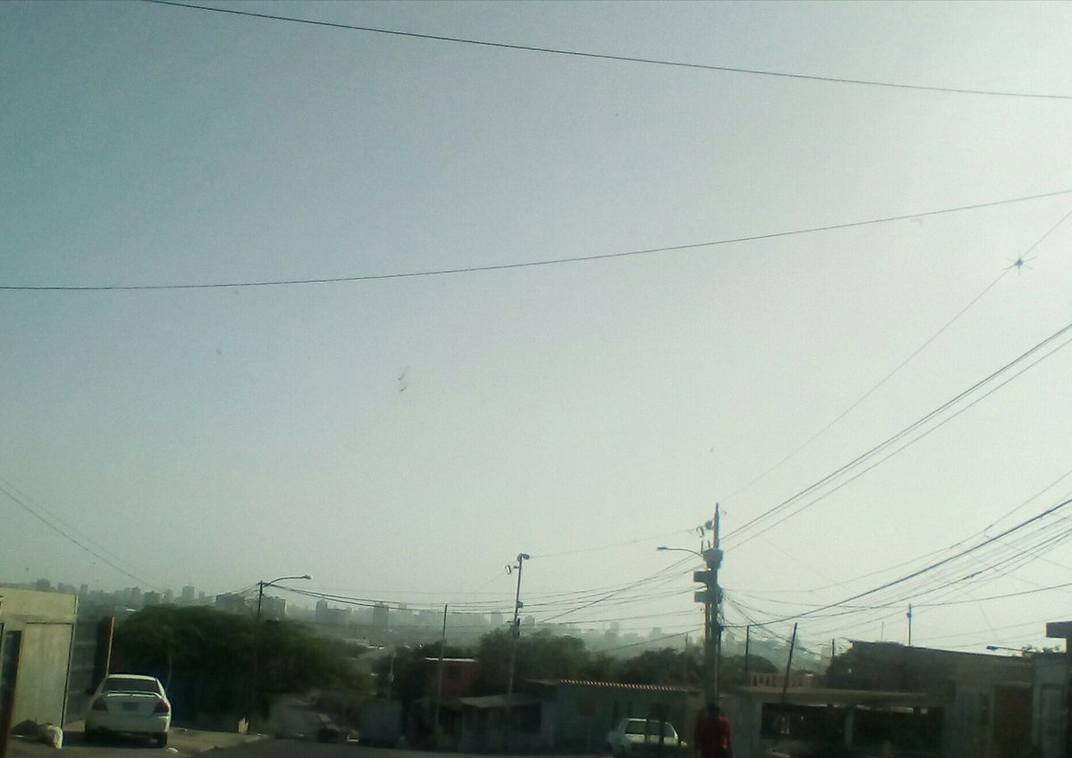 MeteoZulia's tweet photo. #Maracaibo desde los #haticos (por arriba) cubierto de polvo sahariano, cielo despejado pero "sucio" opaco, altas temperaturas, riesgo de alergias en la población https://t.co/U8FhfzIzz8