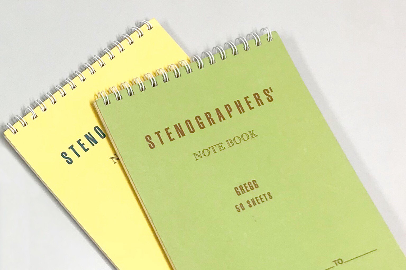 ライフ株式会社 紙博 その５ ステノグラファー 英語で速記者という意味のこのノートは ページの中央部分に 1本線が入っているのが特徴 この線のおかげで色々な使い方ができます 右に単語 左に意味を書いて単語帳 箇条書きにも向いています 1