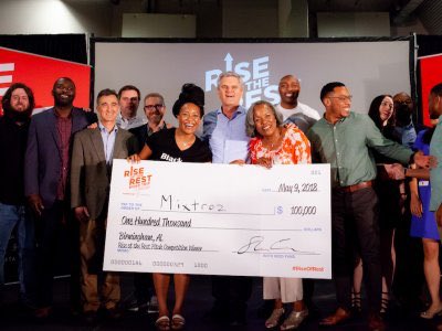FinetoothUS's tweet photo. AOL founder Steve Case is traveling the US investing in local businesses through his $150 million seed fund — here are the 5 most recent entrepreneurs to get $100,000 each

 https://t.co/XWvRwqOQ7n https://t.co/5mC5iQgBex