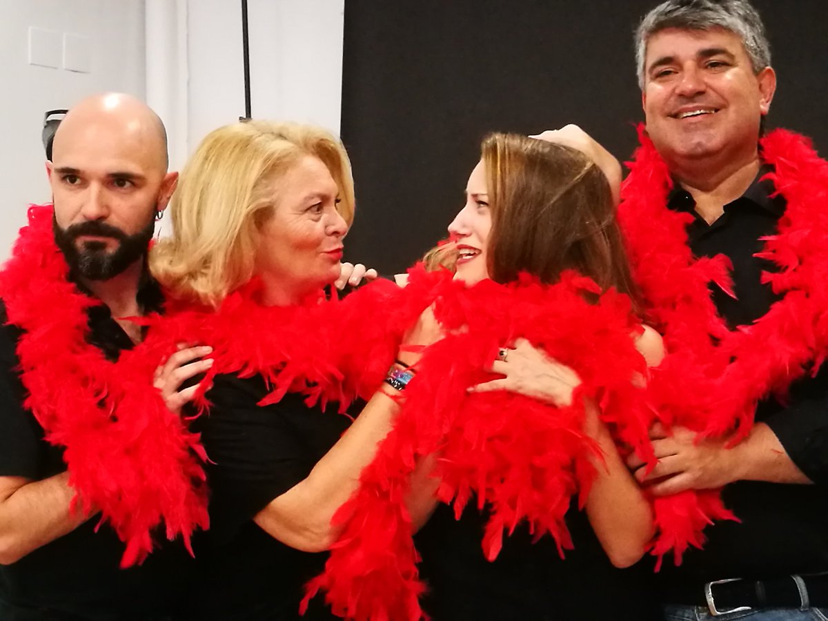 TeatroEchegaray's tweet photo. Belén Caballero, @Paorane, @javisanchoactor y @mnarquitecto, elenco de #BailandoConLocos, posan así de emplumados en la sesión de fotos de esta comedia de enredo. @danielperezfoto les saca todo el jugo. ¡Entradas a la venta en taquilla e internet! https://t.co/i6cgENa0aX https://t.co/PJVVMzBwPb