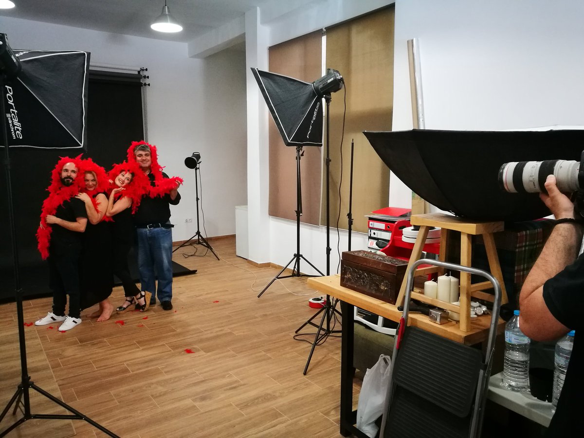 TeatroEchegaray's tweet photo. Belén Caballero, @Paorane, @javisanchoactor y @mnarquitecto, elenco de #BailandoConLocos, posan así de emplumados en la sesión de fotos de esta comedia de enredo. @danielperezfoto les saca todo el jugo. ¡Entradas a la venta en taquilla e internet! https://t.co/i6cgENa0aX https://t.co/PJVVMzBwPb