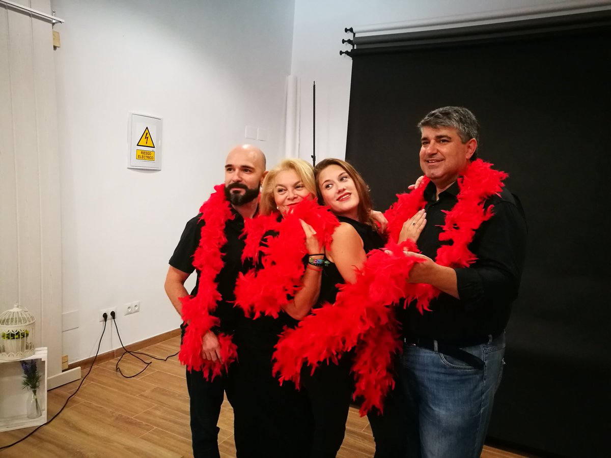 TeatroEchegaray's tweet photo. Belén Caballero, @Paorane, @javisanchoactor y @mnarquitecto, elenco de #BailandoConLocos, posan así de emplumados en la sesión de fotos de esta comedia de enredo. @danielperezfoto les saca todo el jugo. ¡Entradas a la venta en taquilla e internet! https://t.co/i6cgENa0aX https://t.co/PJVVMzBwPb