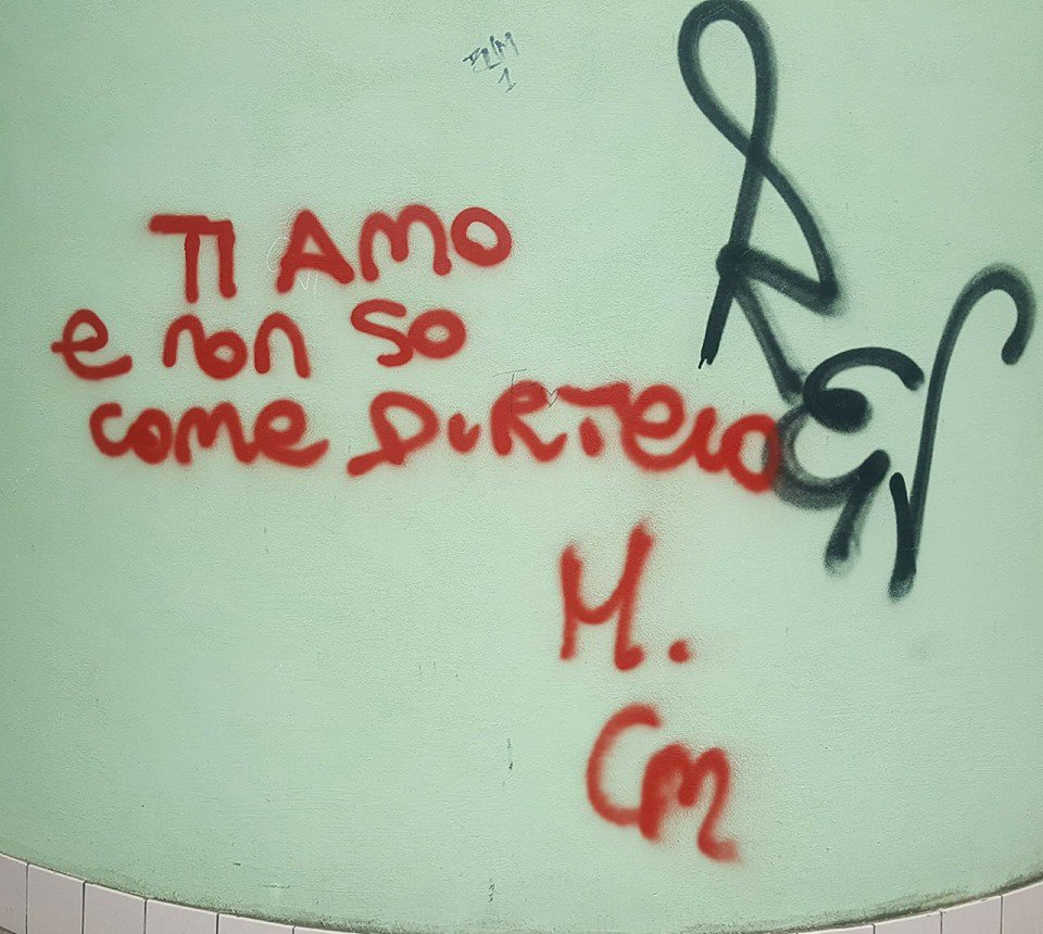 Retake_Roma's tweet photo. Ti possiamo dare un consiglio? Butta la bomboletta e baciala, funziona molto meglio! Non scrivete sui muri, vivetevele le emozioni, sporcare un muro è da perdenti. #celapuoifare https://t.co/6jv7otr26k