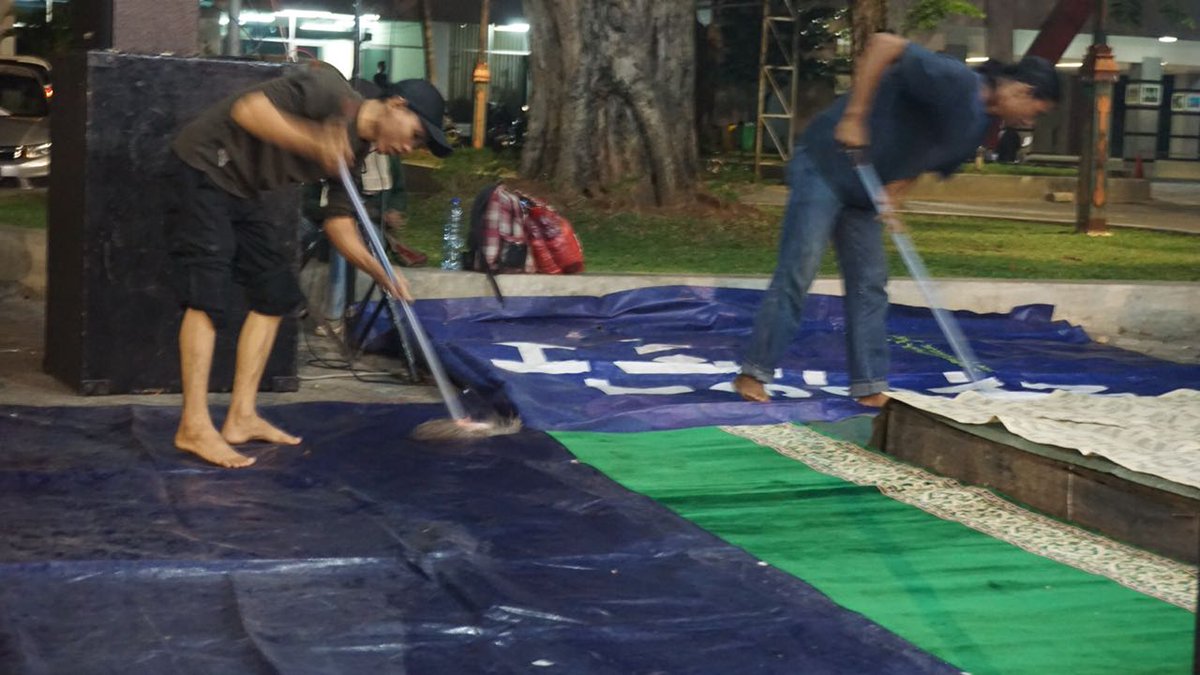 kenduricinta's tweet photo. Menggelarnya, menyusunnya, lalu membersihkannya. Untuk duduk siapa saja malam nanti (8/6) yang melingkar di Kenduri Cinta edisi 18 Tahun. #18TahunKC #KCJuni https://t.co/22CulqLTtD