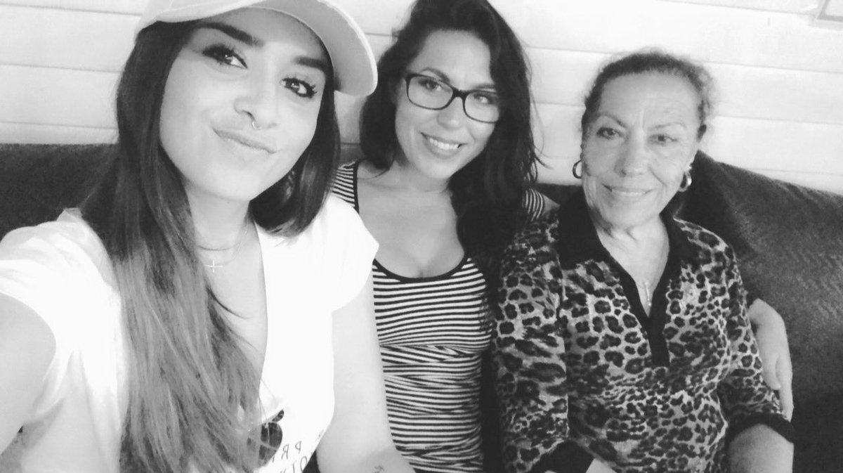 Jeessi96's tweet photo. #firstdate660 la flamenca de lunares es mi abuela, y más bonita no las hay!!!!!!! Cuando lleguéis a los 70 con 6 hijas en el mundo, 6 nietos, y mil trabajos acuesta...entonces criticáis las arrugas!!!!! OLE TU ABUELA, TE QUIERO MIL❤️ @FirstDates @firstdates_tv https://t.co/ie2aK6DhQI