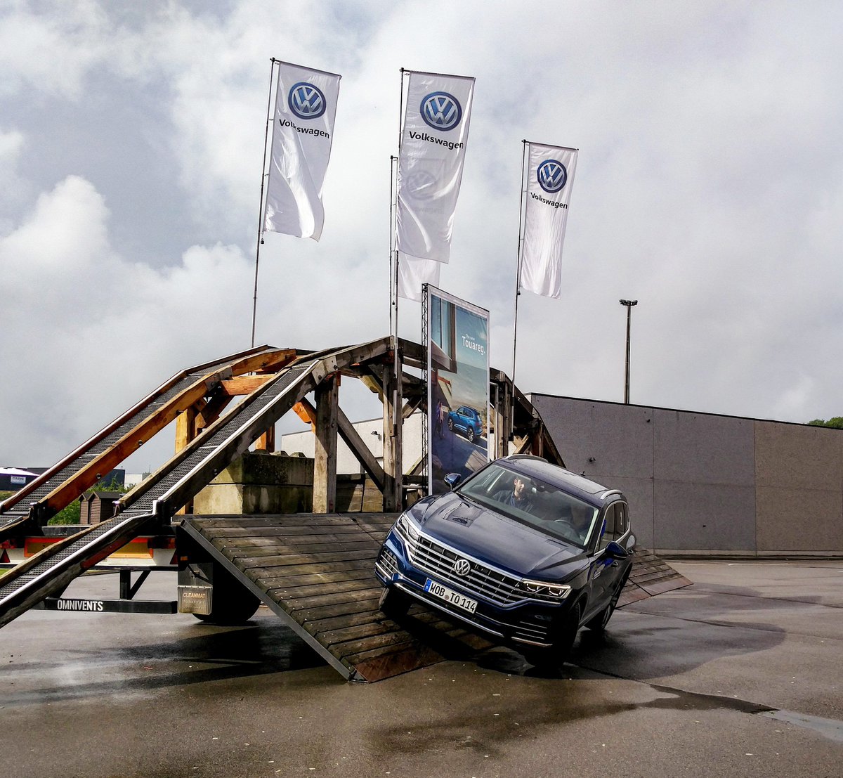 Vorige week kon je in Ciney de nieuwe Volkswagen Touareg op een spectaculaire manier ontdekken! Team SEPIA installeerde de vlaggen voor deze unieke brand experience. ✨

#volkswagen #touareg #sepia #sepiaservices #brandexperience #brandvisibility #customerexperience
