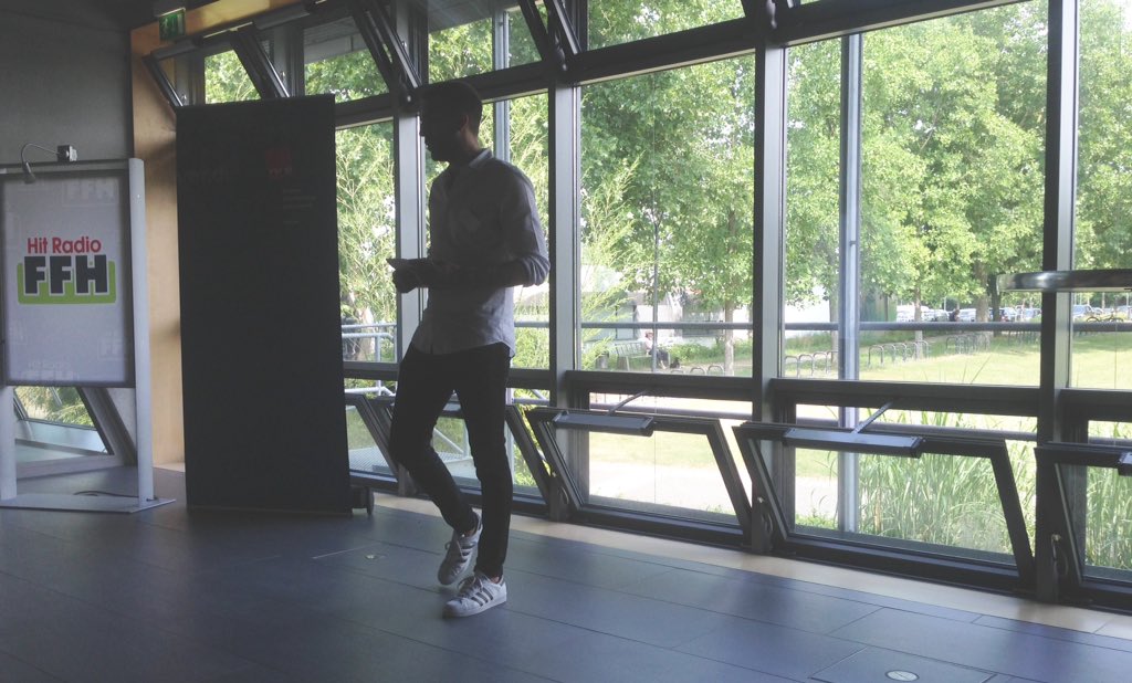 "Wir arbeiten hier viel mit Praktikanten, und hier haben wir immer viel zu tun. Keiner wird nur Kaffee kochen", erzählt Belz. Es werden nicht nur Pflichtpraktika angeboten, bei FFH- einfach bewerben, so der Tipp von ihm.