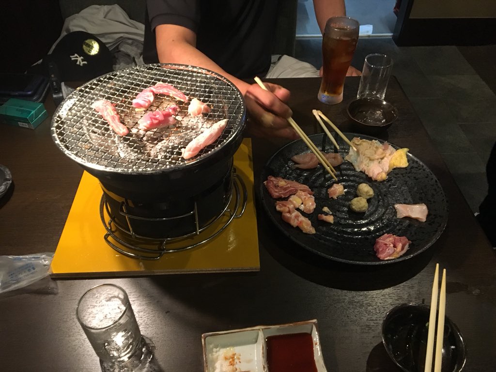 Yasu_0218_'s tweet photo. 自分で焼くスタイルの焼き鳥屋、初めてやったけど、ほんまにうまかった！！！
やばいくらい美味い
#田しま
#六甲道 https://t.co/qmS7BwiF6y