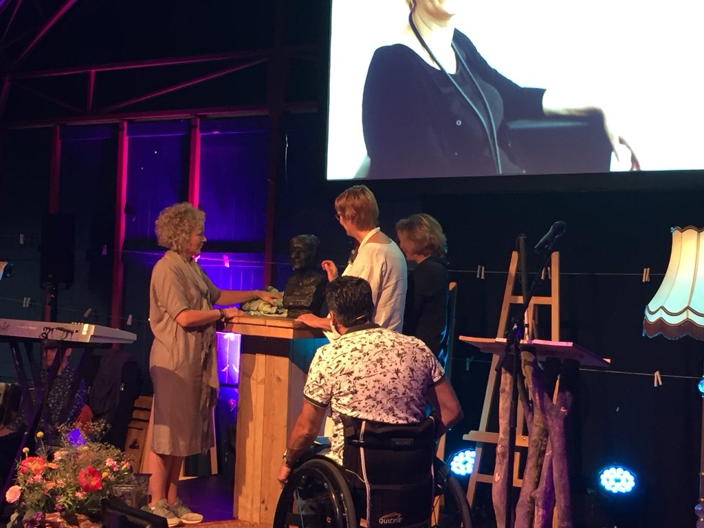 Ien Sluyters en Marjon Deul van <a href="/Mainkunstenaars/">Mainkunstenaars</a> maakten een prachtig beeld voor panellid Jenny. #NLonbeperkt heeft voor Jenny het woord #inclusie gebracht. #Ode #NLonbeperkt #festivaljijenik <a href="/Ons2eThuis/">Ons Tweede Thuis</a> <a href="/Ientjes/">Ien Sluyters</a>
