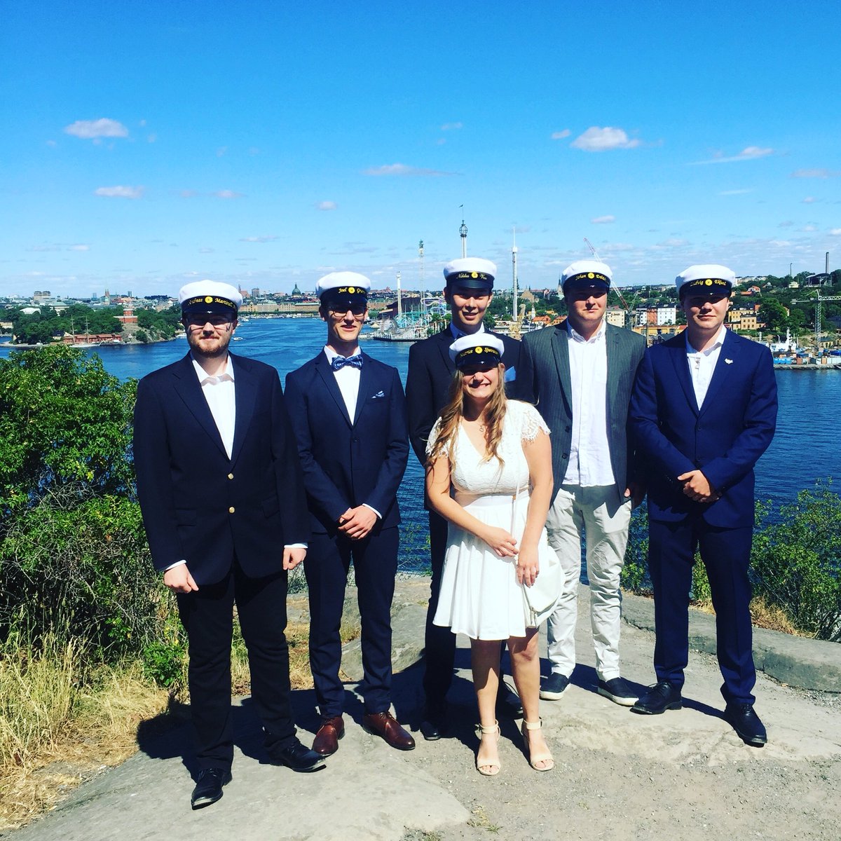 cecrsjo's tweet photo. Så tog den lilla klassen studenten 🌸💫 Stort grattis #ind3 #tsgymnasiet #studenten #studenten2018 #industritekniskaprogrammet https://t.co/tppfZVwiBE