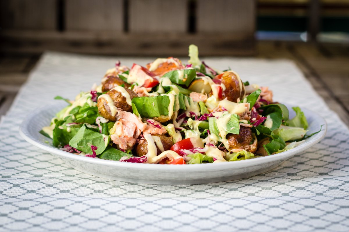 Ataborman's tweet image. Sallad med varmrökt lax är en riktigt sommarklassiker, och en som går att variera i det oändliga. Här är en fantastisk variant som görs lite extra matig av ugnsrostad färskpotatis och som får ett härligt men mjukt sting av senapsdressing.
ow.ly/3Gbc30kp6hF #recept #foodporn