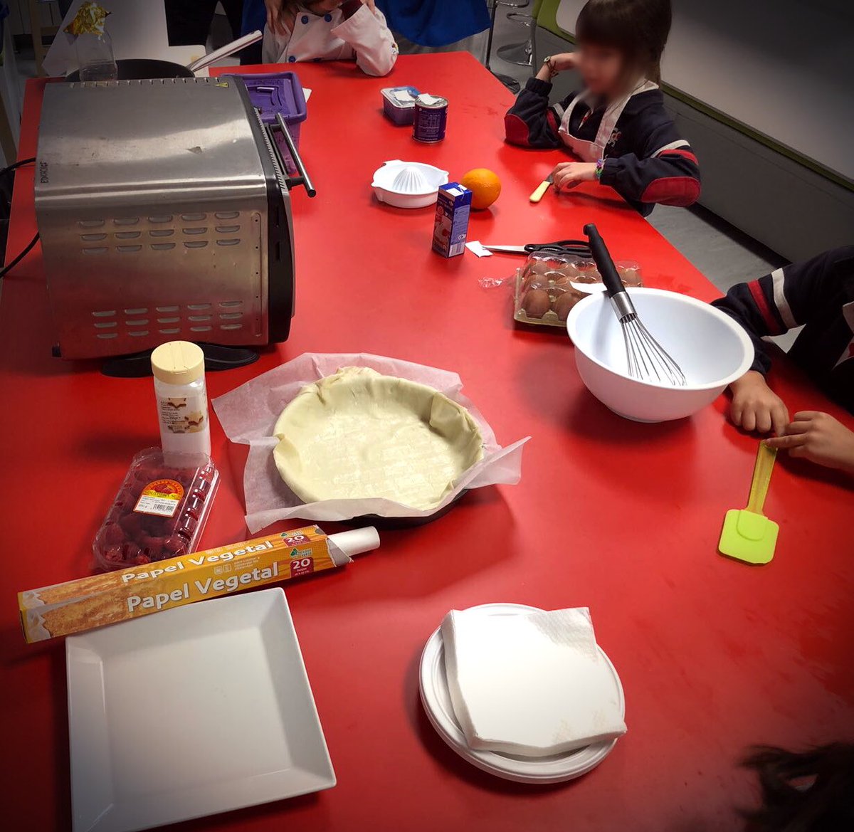 colegio_rcajal's tweet photo. Aquí tenemos a nuestros pequeños cocineros demostrando todo lo que han aprendido este curso en #Educachef 👨🍳 👩🍳 ¡Bravo por ellos! https://t.co/lQboLWR9tO