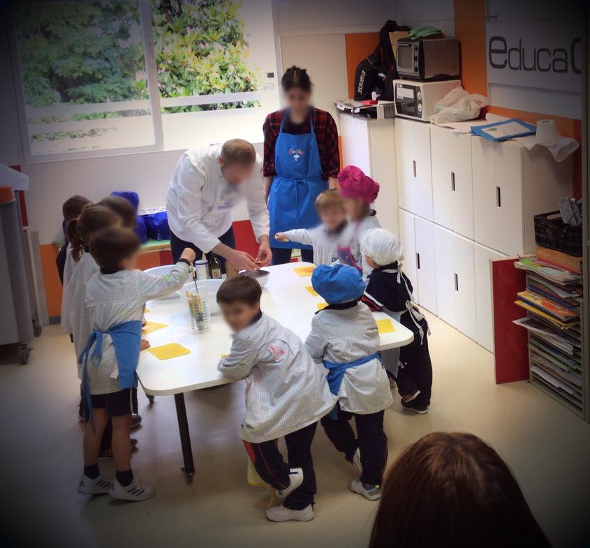 colegio_rcajal's tweet photo. Aquí tenemos a nuestros pequeños cocineros demostrando todo lo que han aprendido este curso en #Educachef 👨🍳 👩🍳 ¡Bravo por ellos! https://t.co/lQboLWR9tO