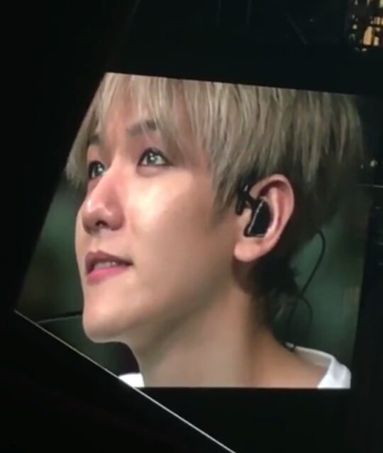Kaspexo's tweet photo. Эри подготовили видео для CBX и спели "Cry"
Текст песни - то самое, что очень хочется им сказать: "не говори "прощай", просто пообещай вернуться, я буду ждать"

Химия EXO и EXO-L - самое легендарное явление.
Минсок, вытирающий слёзы, - самое волнующее.

@weareoneEXO https://t.co/JqL1yGIDEx