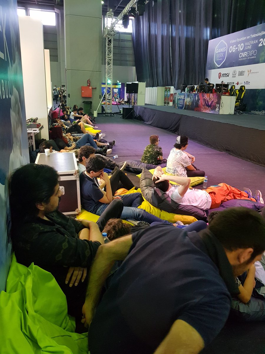 cnrgamesweek's tweet photo. CNR Games Week Pubg turnuvası devam ediyor. Tribünler dolu, heyecan dorukta. Canlı yayın Twitch kanalımızda: 
https://t.co/3VycZ9j4ry
.
.
#pubg #cnrgamesweek #eSports https://t.co/YrozGM04np