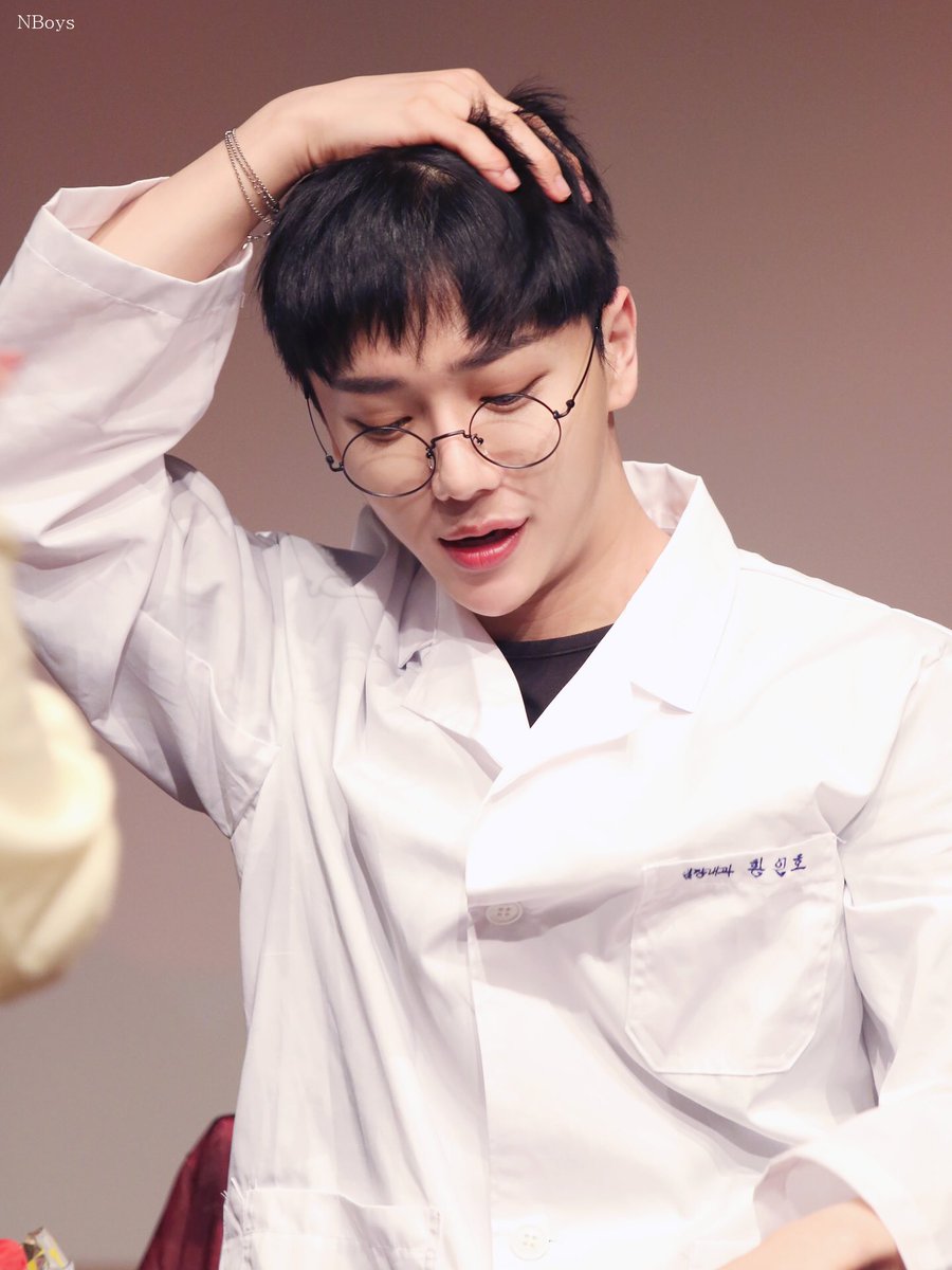 Nboys24's tweet photo. 180519 잠실팬싸인회
수술 막 끝나고 나와서 피곤한데 지나가는 꼬마들보고 웃어주며 같이 비눗방울놀이해주는 쌤같다 (상상)

#황인호 #인호 #INHO #인투잇 #IN2IT #SnapShot https://t.co/THn8yt69Ct
