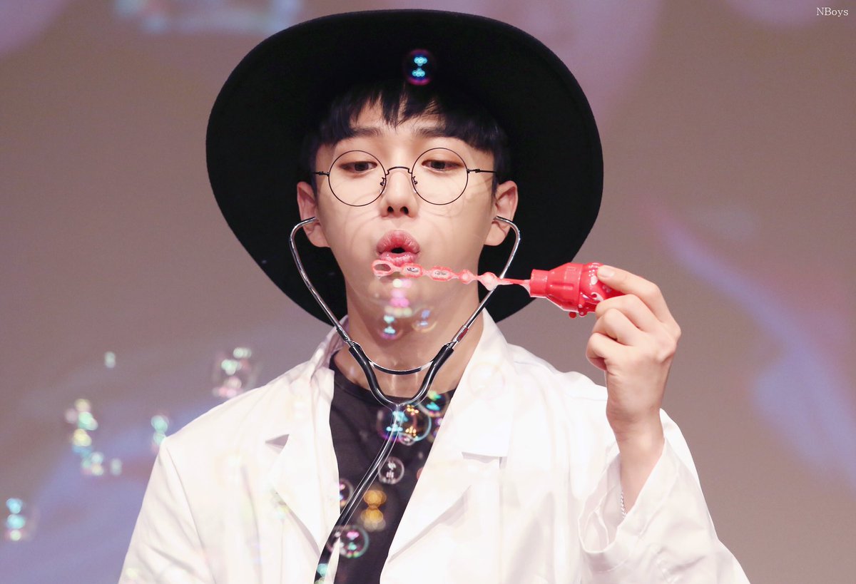 Nboys24's tweet photo. 180519 잠실팬싸인회
수술 막 끝나고 나와서 피곤한데 지나가는 꼬마들보고 웃어주며 같이 비눗방울놀이해주는 쌤같다 (상상)

#황인호 #인호 #INHO #인투잇 #IN2IT #SnapShot https://t.co/THn8yt69Ct