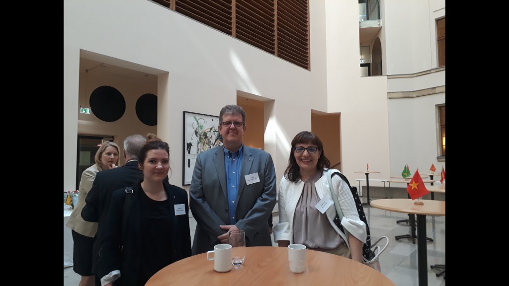 WASSER_BERLIN's tweet photo. WBI informiert sich auf der 2. RETech &amp; GWP Branchenveranstaltung mit Vorstellung der akt. Markttrends für die Kreislauf- und Wasserwirtschaft in Argentinien, Brasilien, China, Indien, Vietnam &amp; Montenegro. Auf dem Bild: Frau Potel und Herr Späth (GWP) sowie Frau Jerat (WBI) https://t.co/BCxUbdsBM4