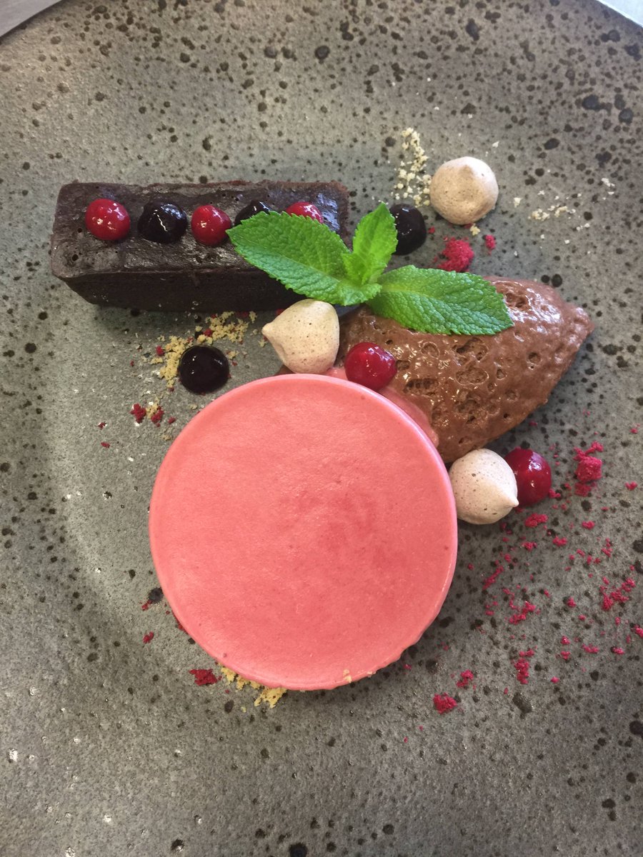 Got any plans for your weekend? Now's the time to give yourselves something to look forward to....Join us for a relaxing and delicious meal at the Queens Inn #Hawkhurst #freshfood #beer #ale