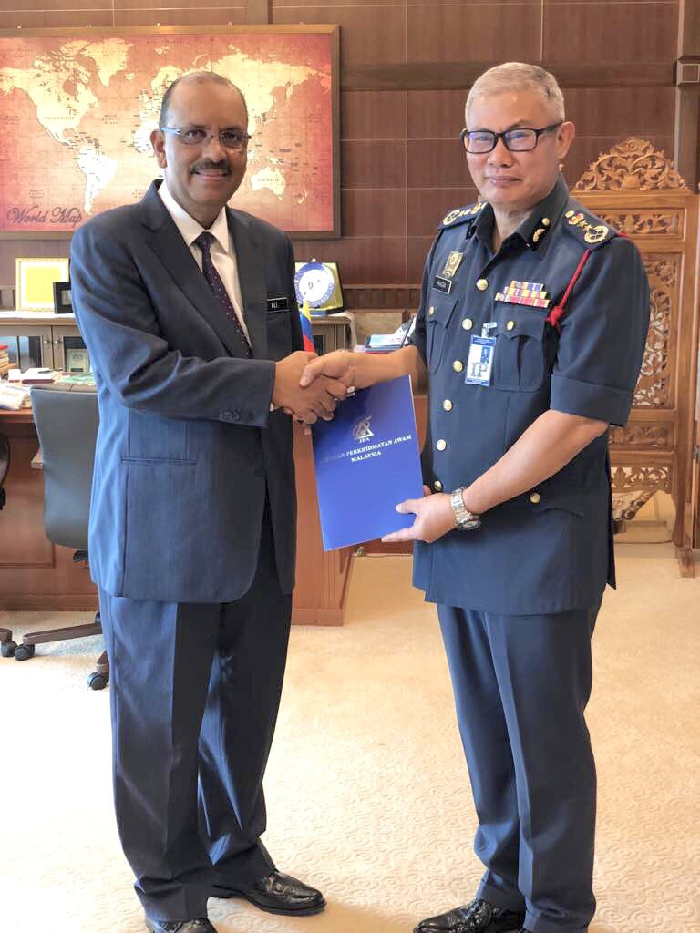 DrAliHamsa's tweet photo. Saya telah menyampaikan surat pelantikan kepada Tuan Muhammad Hamdan Wahid, Ketua Pengarah Jabatan Bomba dan Penyelamat Malaysia yang baru. Beliau akan memulakan tugas secara rasmi mulai 11 Jun. Selamat maju jaya @bombaJBPM !
#MalaysiaBaharu https://t.co/W1aI9nid5Y
