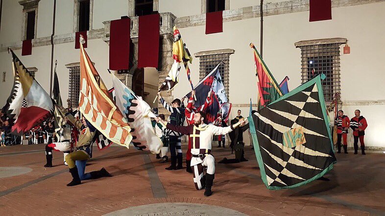 RinascimentoWeb's tweet photo. Grande spettacolo ieri sera con la Giostra dei Tamburi Sonanti e la partecipazione degli sbandieratori di San Gemini
#rinascimento2018 https://t.co/3QJdtLkaVq