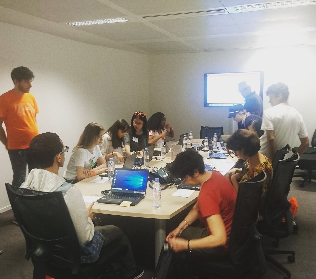 Chez Criteo, pour la journée "Aujourd'hui Je Code", les lycéennes apprennent les bases du code Python pour créer un jeu vidéo: Color Switch! 🎮🕹 #aujourdhuijecode #WomenInEngineering #coding #videogames <a href="/CriteoEng/">Criteo Tech</a>