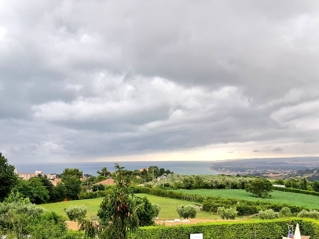 Ieri le #Marche ci hanno accolto così..Roba da chiedersi, perché non ci siamo venuti prima??! 😅 Oggi piove a #Sirolo, ma noi ne approfittiamo per scoprire i borghi dell'entroterra! 💪
#destinazionemarche #ruralmarche