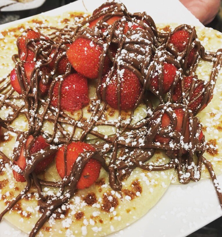 Suzetta_hgate's tweet photo. 🍫🍓 chocolate and strawberry filled crepe sprinkled with icing sugar 🍓🍫.    #FridayFeeling https://t.co/5qmyREwYLI