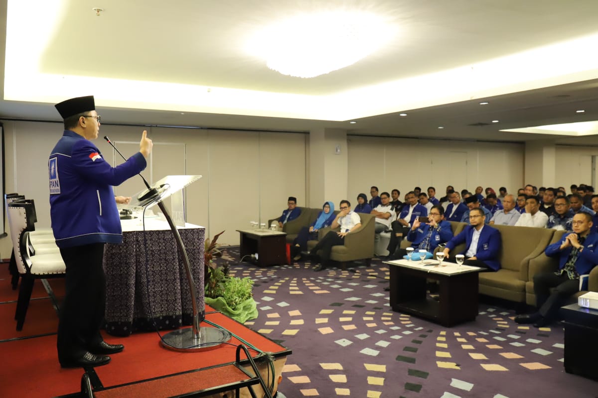 Official_PAN's tweet photo. "Berulang kali saya katakan, jika ingin 2019 PAN menang, rumusnya cuma ikhtiar. Ikhtiarnya tentu ikhtiar yang benar. Bagaimana ikhtiar yang benar? Jawabannya adalah belar rakyat dan bela ummat." @ZUL_Hasan
#PANOptim12 https://t.co/CkSgfavfEm