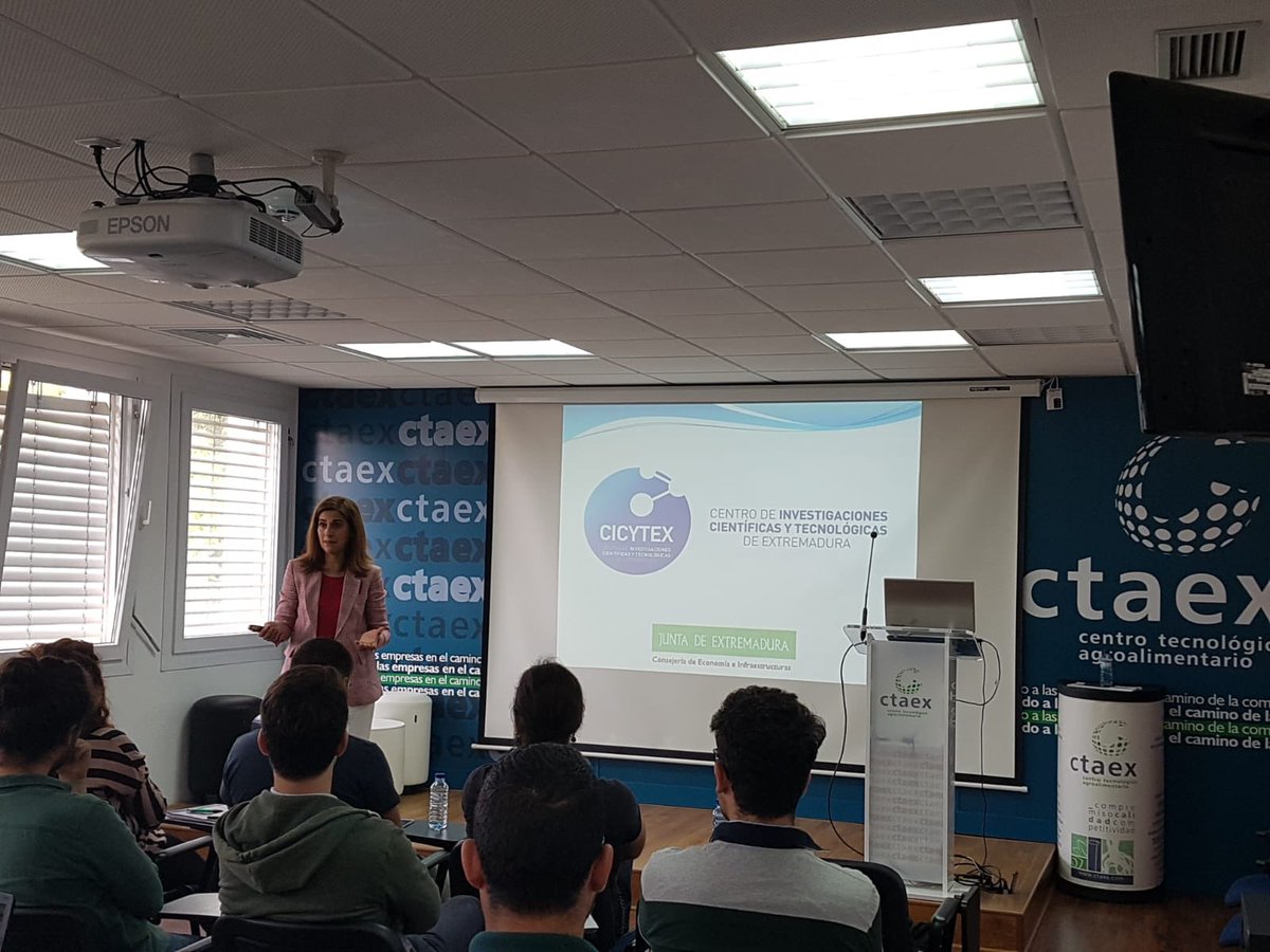 CTAEX_CIT's tweet photo. La directora del @CICYTEX Carmen González, expone hoy a los alumnos y alumnas del Programa de Alternancia con el Empleo de Innovación y Talento #PIT, el panorama de la #investigación pública en #Extremadura https://t.co/oAcTDIr0ZM