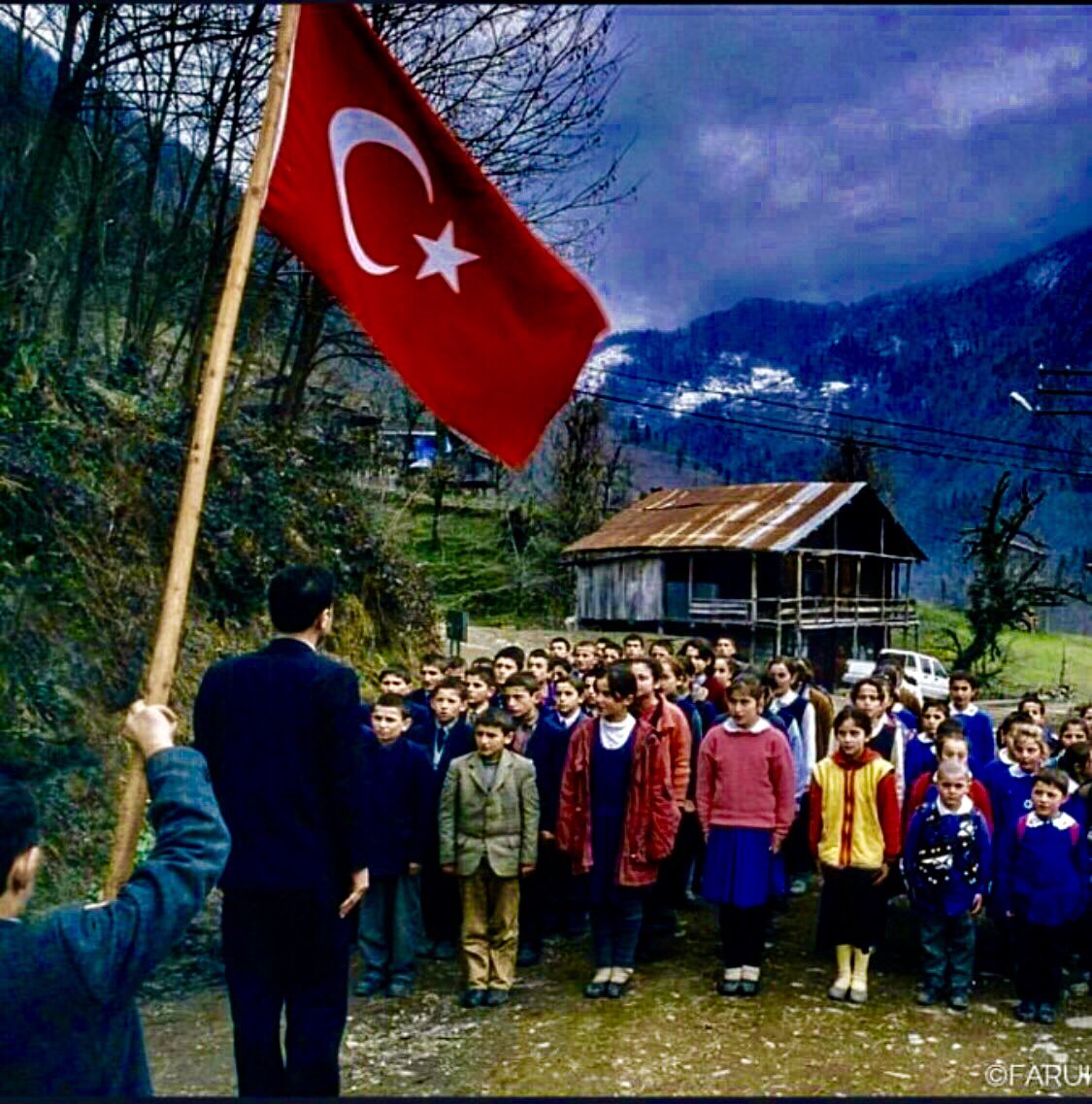 OrmanSuHaber's tweet photo. 🇹🇷 #KarneGünü Yarınlarımızın mimarı olan tüm öğrencilerimize Ay yıldızlı Al Bayrağımızın gölgesinde Musmutlu, ve Bol Kahkahalı bir yaz tatili dileriz🇹🇷...🤗 https://t.co/K0wiwMYqjc