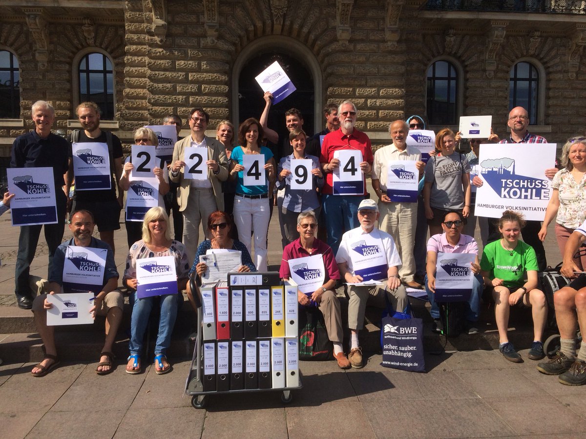 TschuessKohle's tweet photo. 22.494 Hamburgerinnen und Hamburger unterstützen #tschuesskohle! Heute Unterschriften im Rathaus eingereicht. Wir feiern! Danke #Hamburg! https://t.co/FlttIABCTM