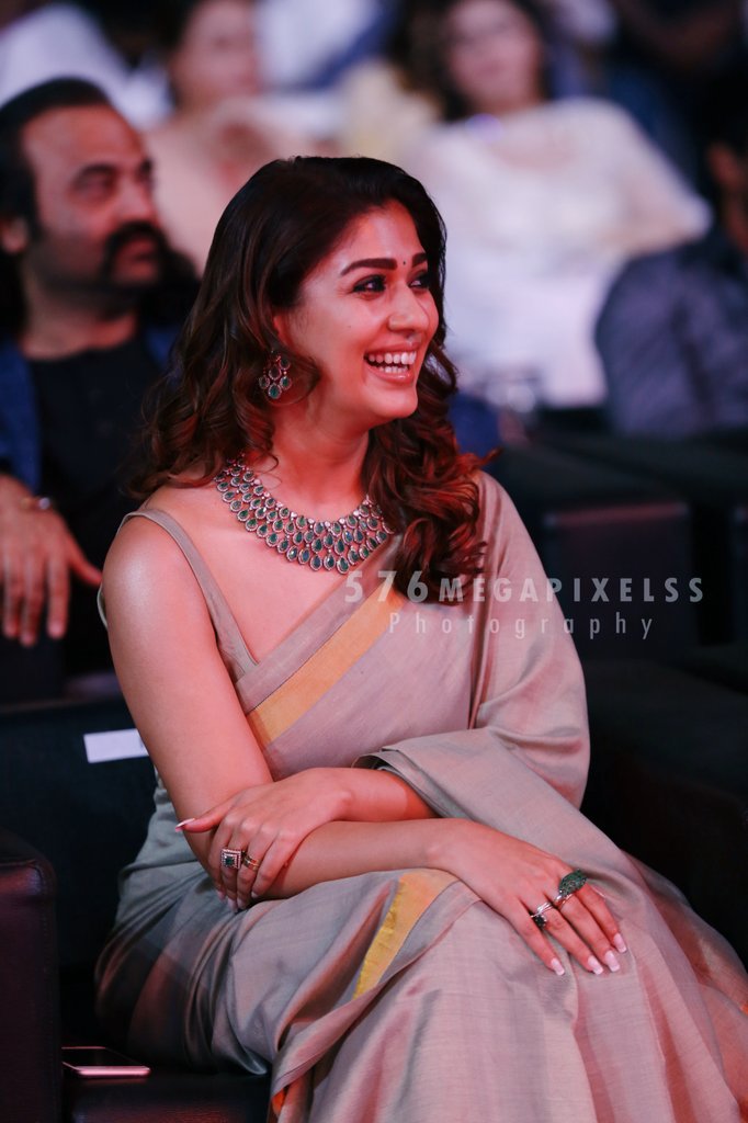 576megapixelss's tweet photo. Her Smile 😍💓 #Nayanthara #nayantara #VijayAwards #PoorvikaVijayAwards #Chennai @NayantharaU @NayantharaLive @nayantharaa @nayanthara https://t.co/5UUnneDQtd