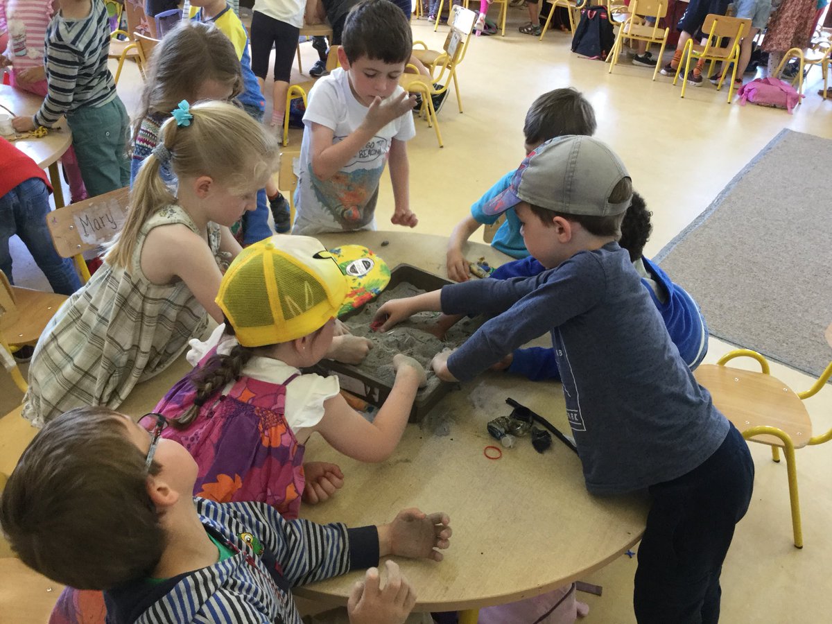 GetnsjiInfants's tweet photo. Huge thanks to Max’s mum for coming in to talk to #juniorinfants about plastics and reminding us to #take3fromthesea. We love when parents come to visit! https://t.co/7mtD6LXajR
