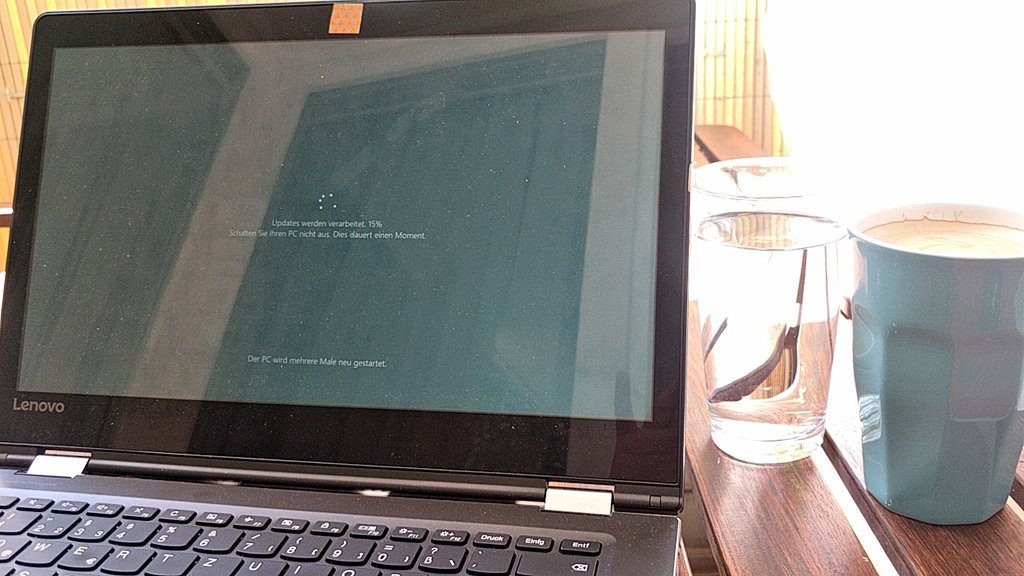 lisaschwesig's tweet photo. Homeoffice. LΓ€uft bei mir...πβ #gettingolderandolder #waitingforupdates #thanksmicrosoft https://t.co/SpukYb0y8f