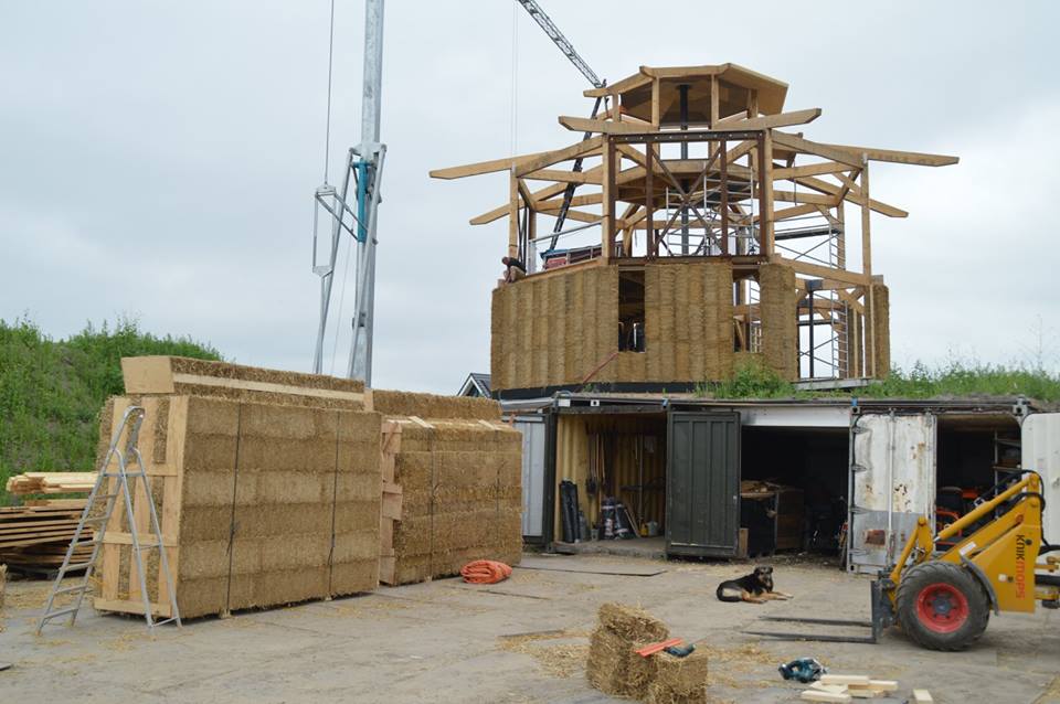 Het eindresultaat is er bijna; nog een paar elementen en de wandelementen van de 1e verdieping van de woning aan de Ubantulaan in Almere Oosterwold staan. #strobouw