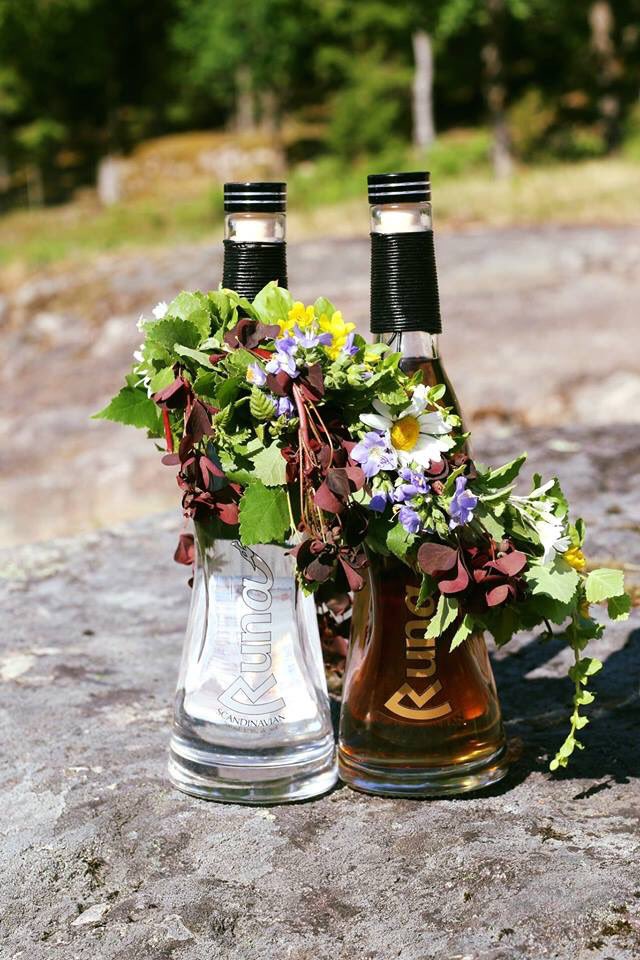 Runavodka's tweet image. Bästa snapsen till midsommar det är vår rågvodka Silver Nr 86323 blandat med vår Old School Yellow Gin Nr 86958. Den blandar du 3/4 Silver med 1/4 Old School Yellow Gin. Glöm inte beställa innan den 12 för att garantera din snaps på midsommarbordet. 👉🏻 systembolaget.se/sok-dryck/?sea…