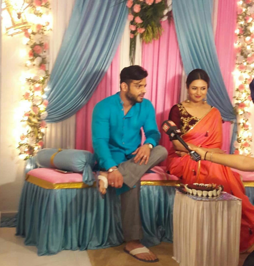 Meenachandren's tweet photo. Both r sitting like television ka king and queen,their smiles.
#Divan
#IshRa #YHM1500 #LongliveYhm #Divyankaran #Rabnebanadijodi
@Divyanka_T @TheKaranPatel @StarPlus @ektaravikapoor #YehHaiMohabbatein ,yar without emoji twiting z so difficult🙄 https://t.co/llZrpK1z84