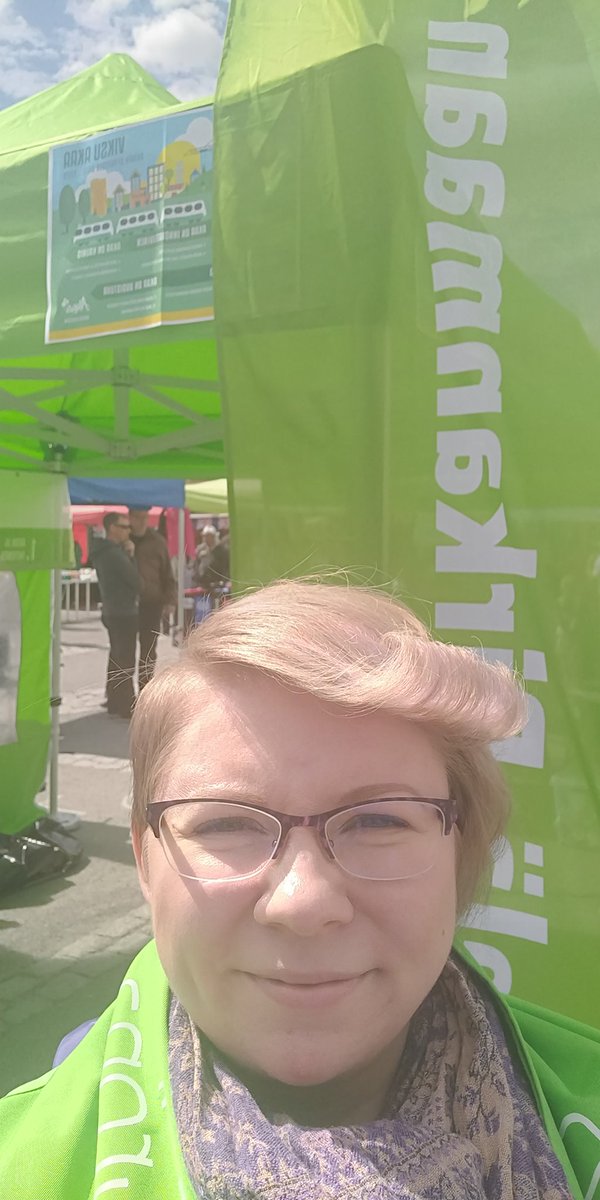JSaramies's tweet photo. Juuri nyt Toijalan markkinoilla! @EtPiVi @vihreat teltta päivystää torin ytimessä.

Tule hörppäämään juotavaa ja äänestämään sekä keskustelemaan, pitäisikö #Akaa'ssa toimia #kaupunginjohtaja vai #pormestari?

#kuntapolitiikka #vaikuttaminen #rakkaudestakotikuntaan @Akaankaupunki https://t.co/2GmH4Hd9uB