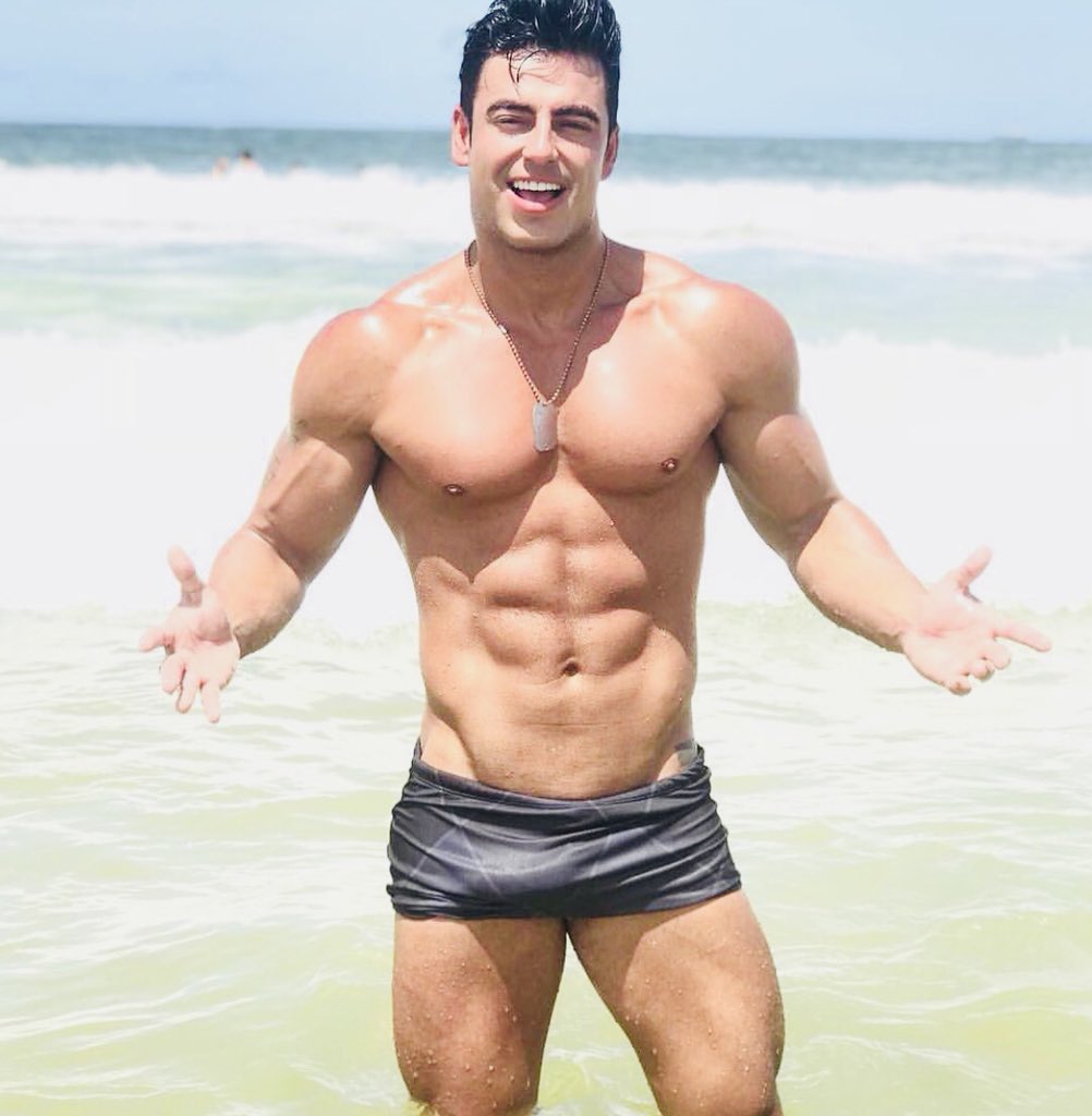 QUEEN DISCO MENDOZA
VIERNES FEMME alternativo 
Ellas $150 c/c
Ellos $200c/c
SÁBADOS QUEEN LGBTIQ 
FREE hasta 1 AM después 
GENERAL 200 c/c