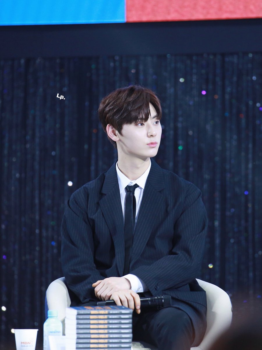 LovePoint0809's tweet photo. 180228 MBN Y 포럼
보정 별루 안 해두 빛나는 미모 ..😭
어떤 스타일의 보정을 좋아하실지 모르겠어서 다 준비해봤습니다
#황민현 https://t.co/daug42EEvK