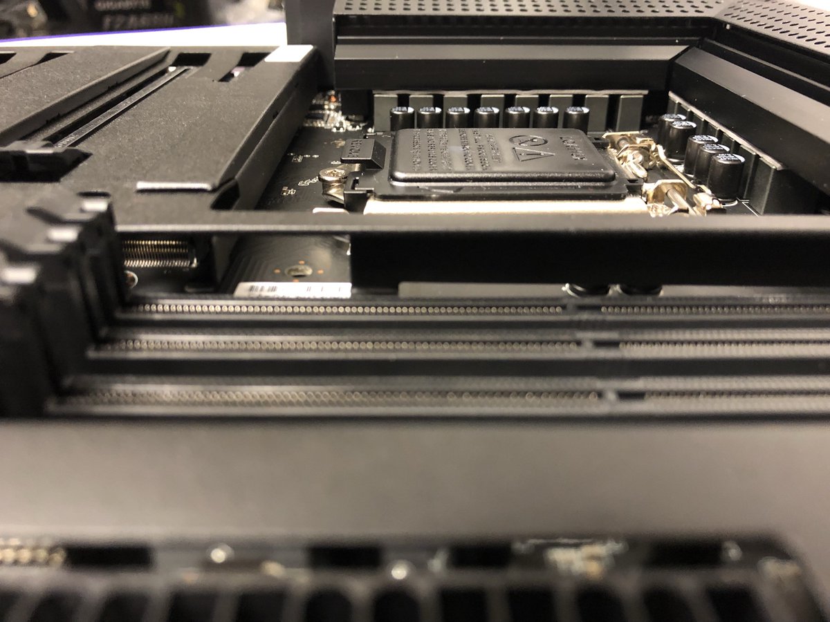 Os queremos presentar la nueva genialidad de <a href="/NZXT_ES/">NZXT España</a>. Se trata de una placa base con la que complementar sus cajas, permitiendo una conectividad total.

La noche y el día, el ying y el yang ¿con cuál te quedarás?

⚪️ ow.ly/dFJI30knTDT 
⚫️ ow.ly/1mcr30knTLI