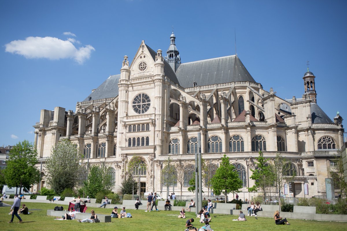 Paris's tweet image. L'église Saint-Eustache restaurée illumine le nouveau quartier des Halles 👏. 2,4 millions d'Euros y ont été investis 👉 bit.ly/2kcZvDd  #LesHalles