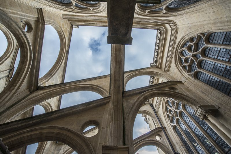 Paris's tweet image. L'église Saint-Eustache restaurée illumine le nouveau quartier des Halles 👏. 2,4 millions d'Euros y ont été investis 👉 bit.ly/2kcZvDd  #LesHalles