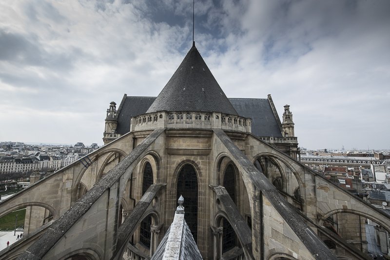 Paris's tweet image. L'église Saint-Eustache restaurée illumine le nouveau quartier des Halles 👏. 2,4 millions d'Euros y ont été investis 👉 bit.ly/2kcZvDd  #LesHalles