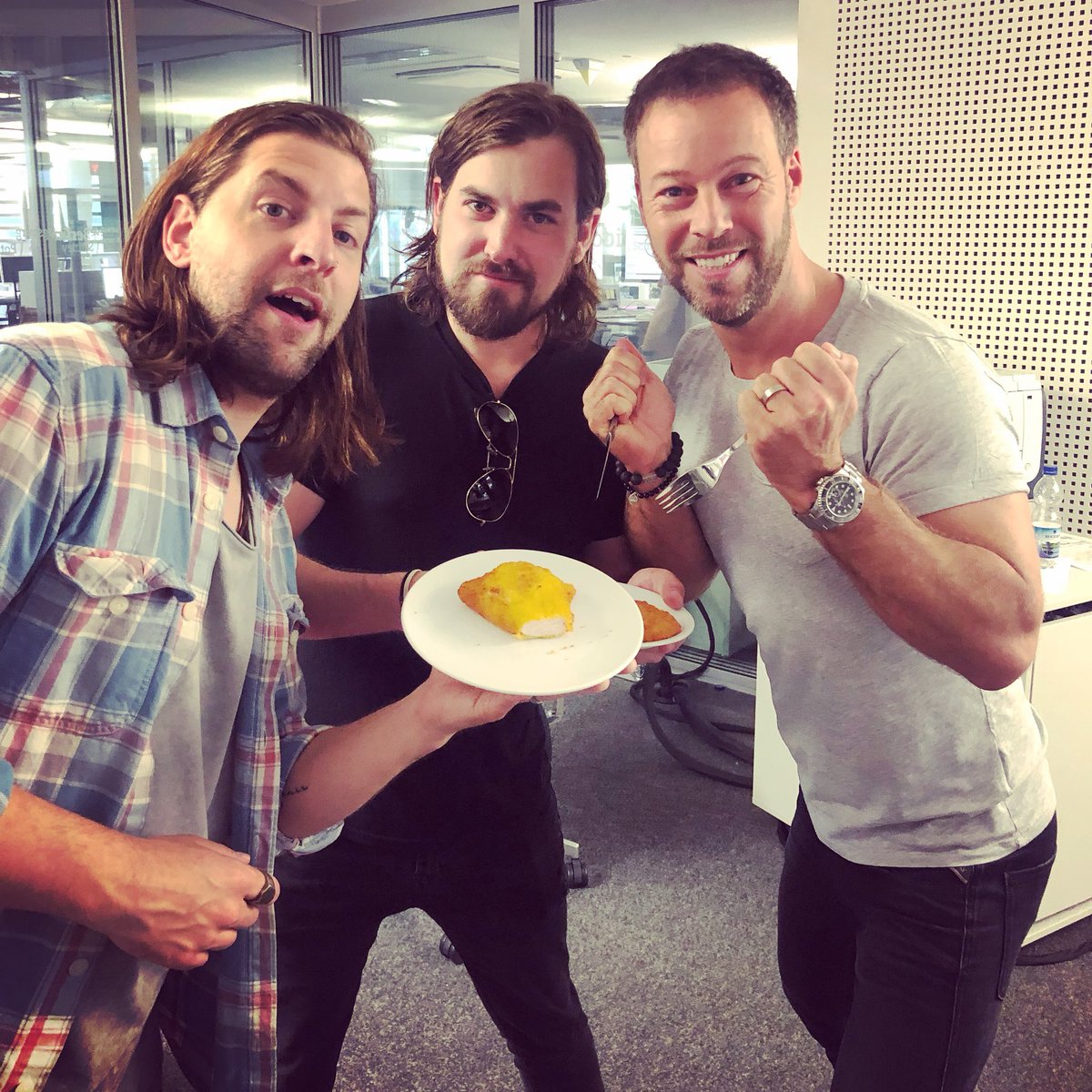 JoSi_Media's tweet photo. Zu Mittag auf ein Cordon Bleu 🥩🍽😉 im #wdr2 Studio mit Sam und Mikey von @welshlyarms https://t.co/U2UdUFJ3qF