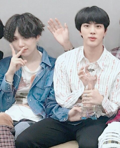 sceneryfortae's tweet photo. @bts_bighit I SAW YOU YOONGI #FakeLove10thWin https://t.co/Hf1ds5ulEe